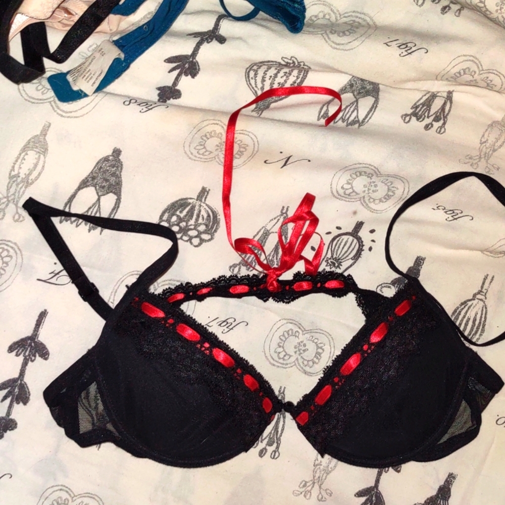 Black lace up bra with lace and ribbons! ❤️